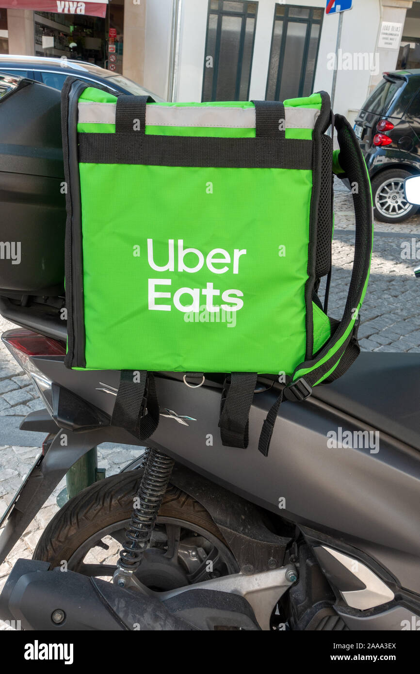 Uber mange des aliments chauds dans un sac à dos Sac de livraison à domicile sur une moto à Cascais Portugal Banque D'Images