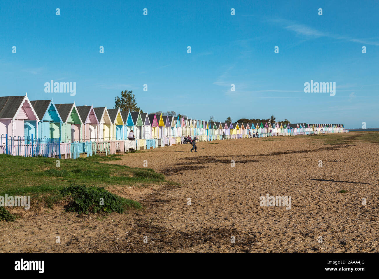 Une rangée de cabines de plage de couleur pastel à West Mersea. L'île de Mersea, Essex, Royaume-Uni. Banque D'Images