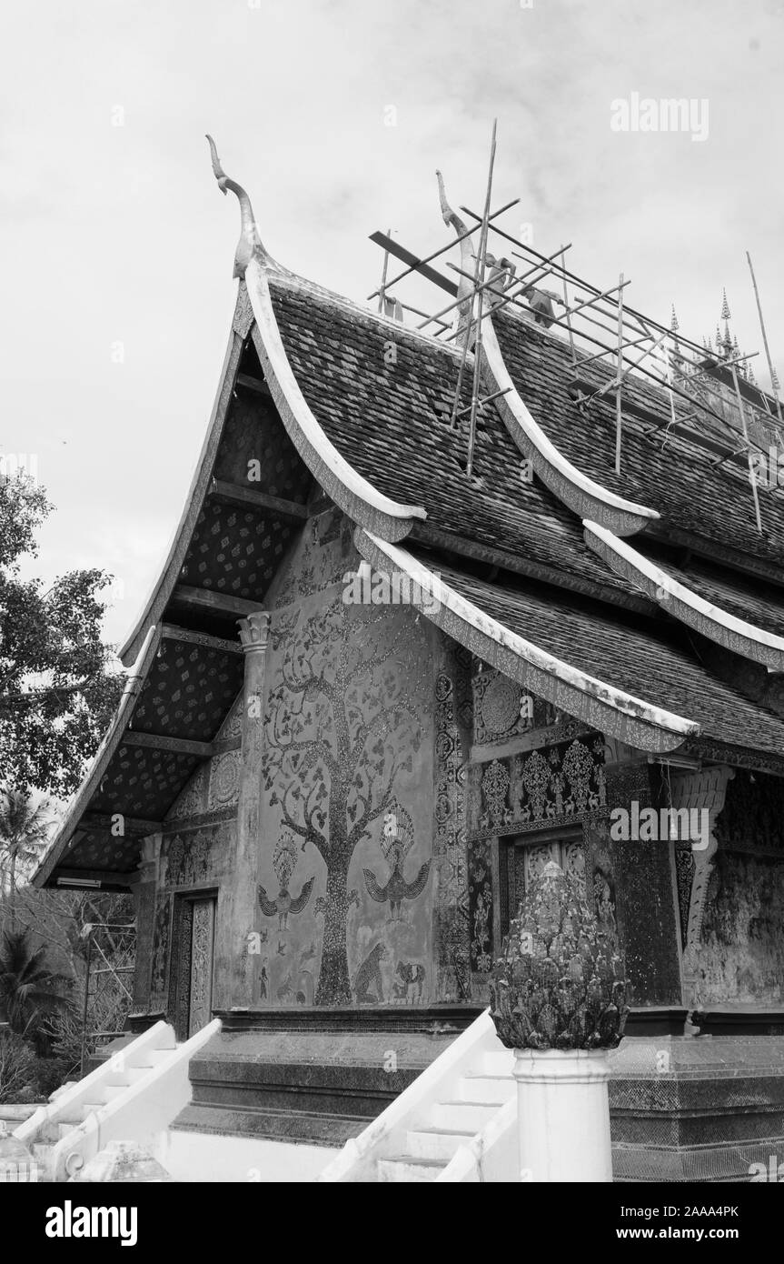 Laos : moines bouddhistes font Réparation de toit à Wat Xieng Thong temple de Luang Brabang City Banque D'Images