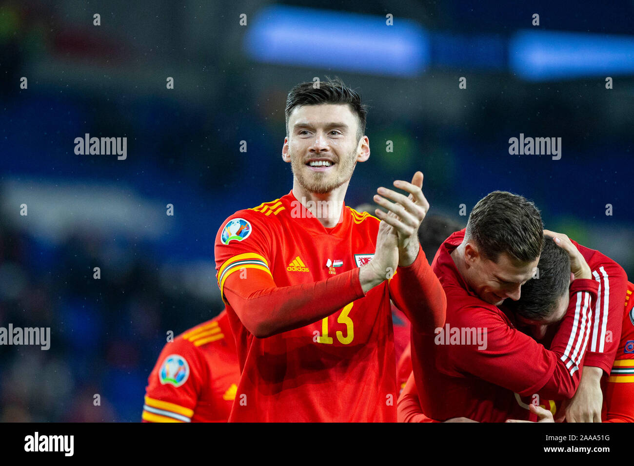 Kieffer Moore de galles claps les fans après l'UEFA Euro 2020 match de qualification entre le Pays de Galle et la Hongrie, novembre 2019. Banque D'Images