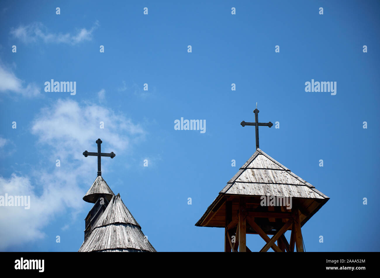 Croisements de la petite église en bois towers against blue sky Banque D'Images