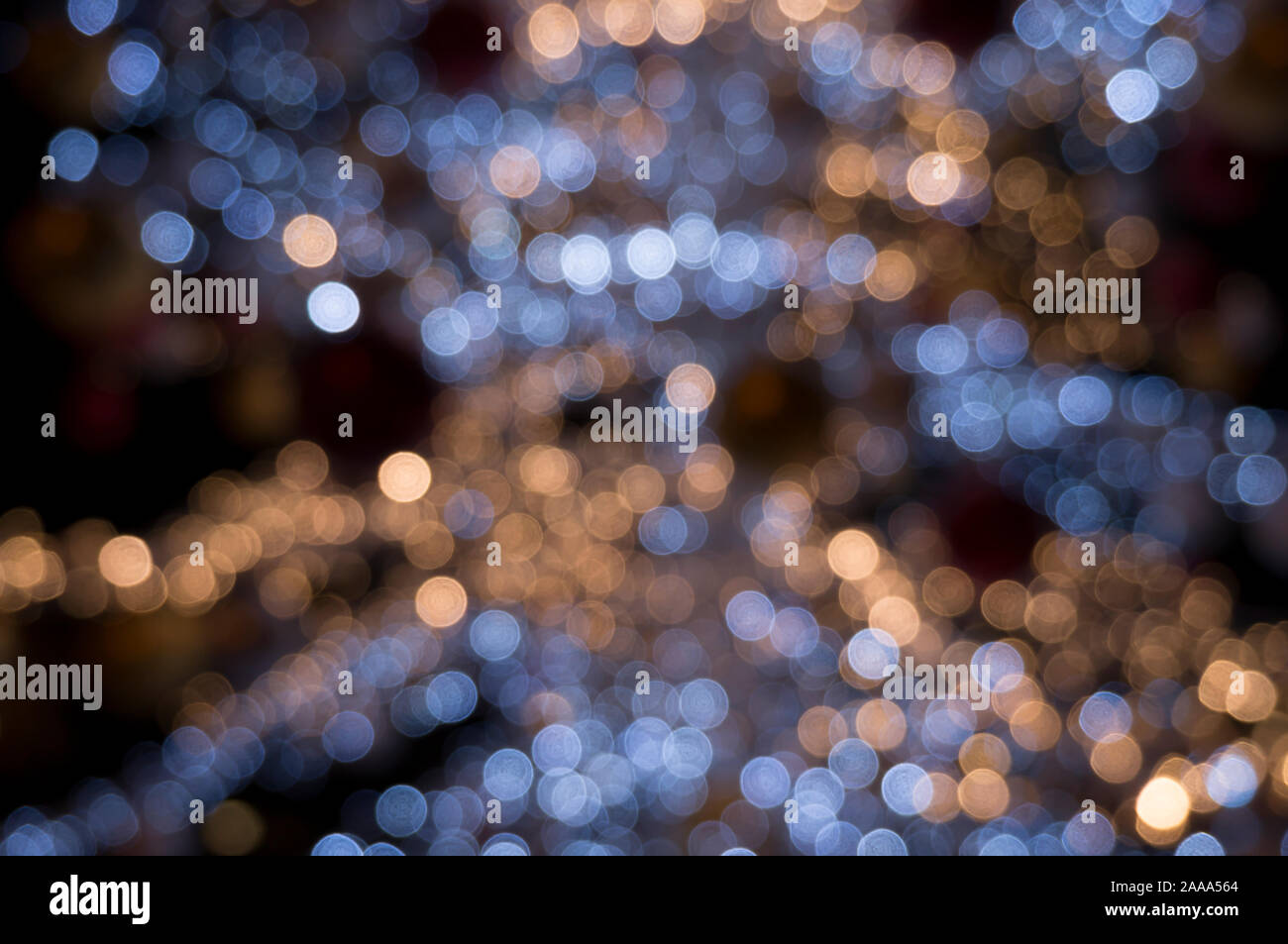 Abstract blur bokeh belle lumière en ville la nuit. Idée spécial arrière-plan. Concept d'éclairage de Noël, nuit, lumière des villes urbaines magie, surprise Banque D'Images
