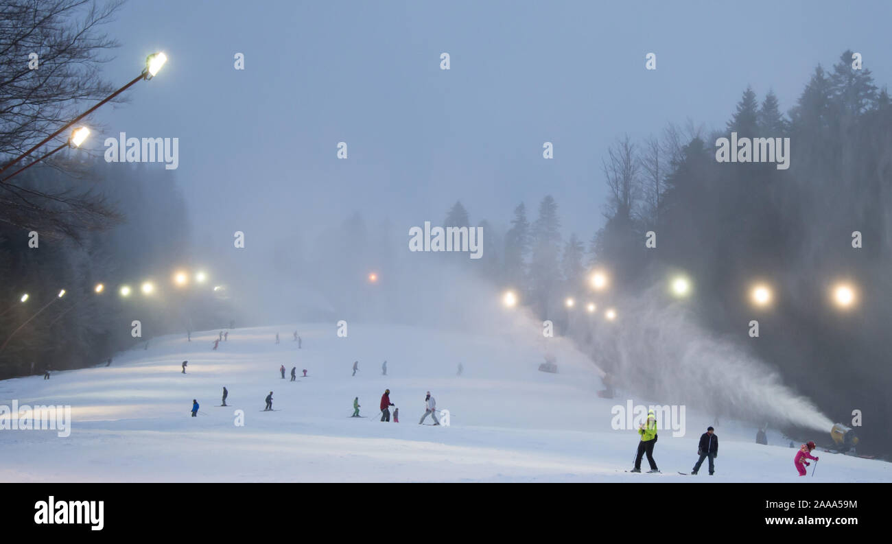Predeal/Roumanie/ janvier 28, 2019 : personnes ski sous la neige canon Banque D'Images