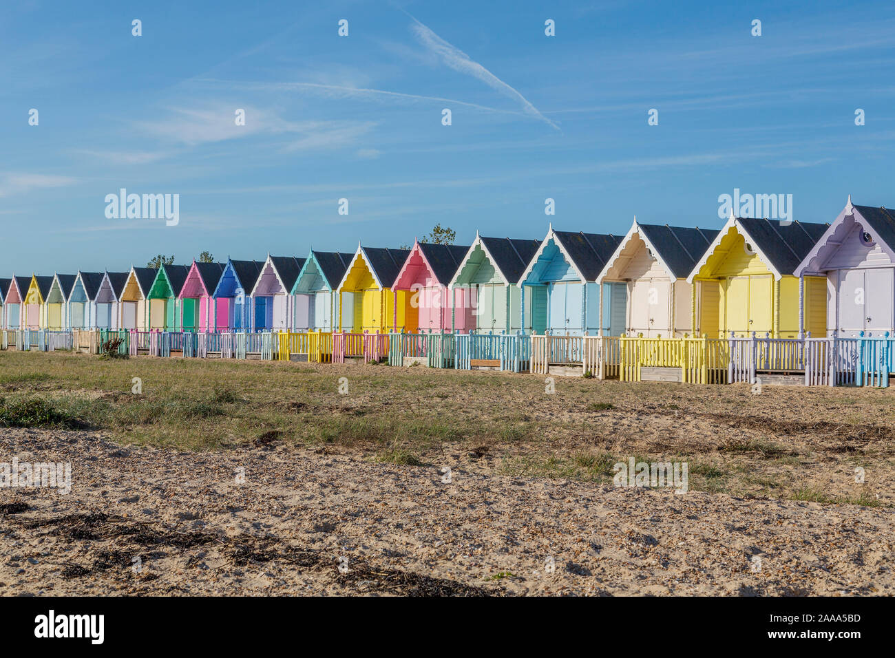 Une rangée de cabines de plage de couleur pastel à West Mersea. L'île de Mersea, Essex, Royaume-Uni. Banque D'Images