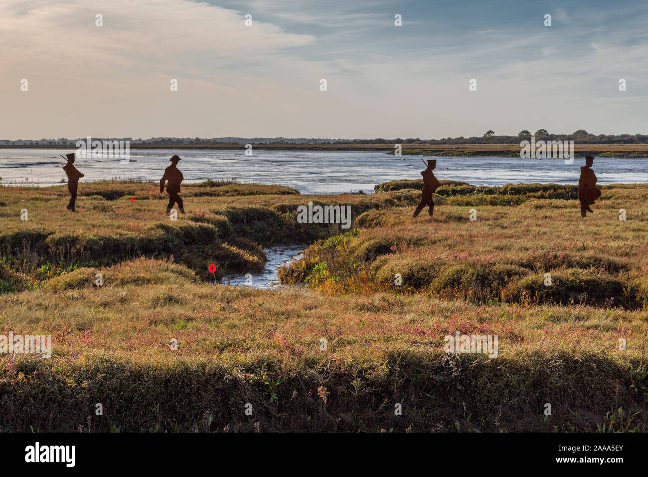 Silhouettes de metal WW1 soldats défilent dans le paysage. Un émouvant souvenir hommage aux hommes qui ont perdu la vie dans la PREMIÈRE GUERRE MONDIALE. Banque D'Images