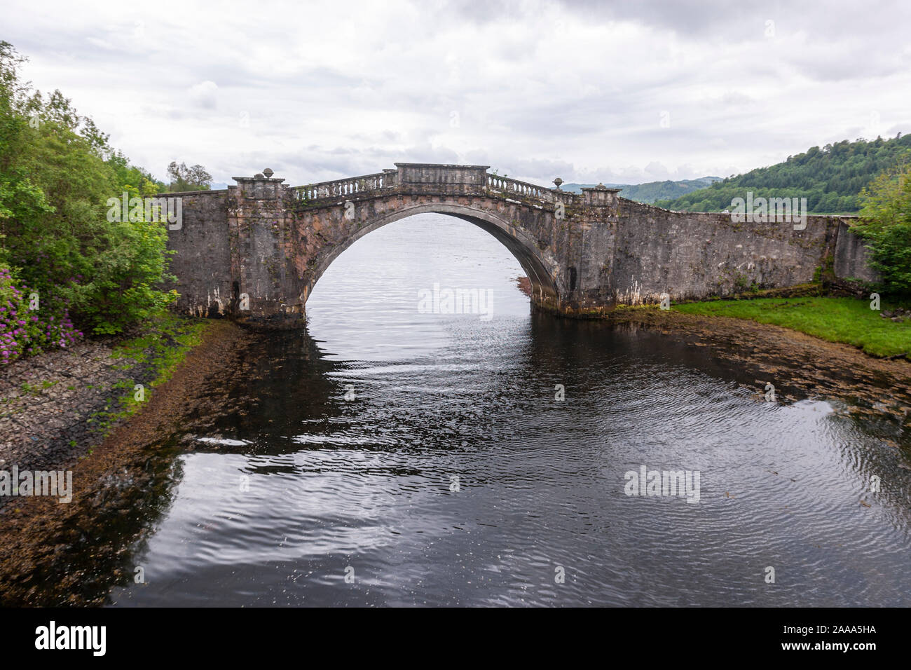 Pont Garron, seul pont sur l'arche de pierre Gearr Abhainn à la tête de petit Loch Shira, Inveraray, Argyll and Bute, Ecosse, Royaume-Uni Banque D'Images