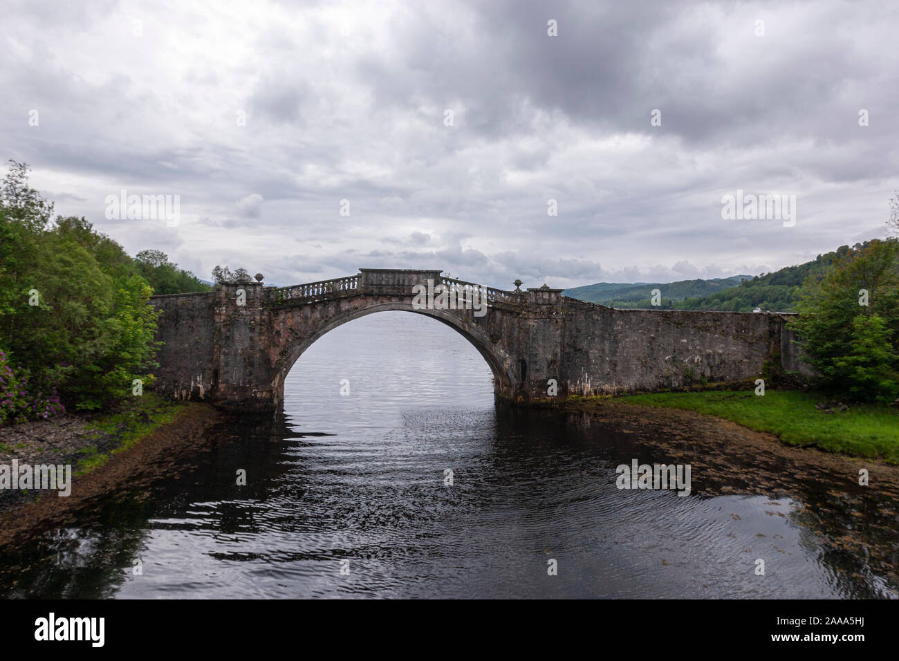 Pont Garron, seul pont sur l'arche de pierre Gearr Abhainn à la tête de petit Loch Shira, Inveraray, Argyll and Bute, Ecosse, Royaume-Uni Banque D'Images