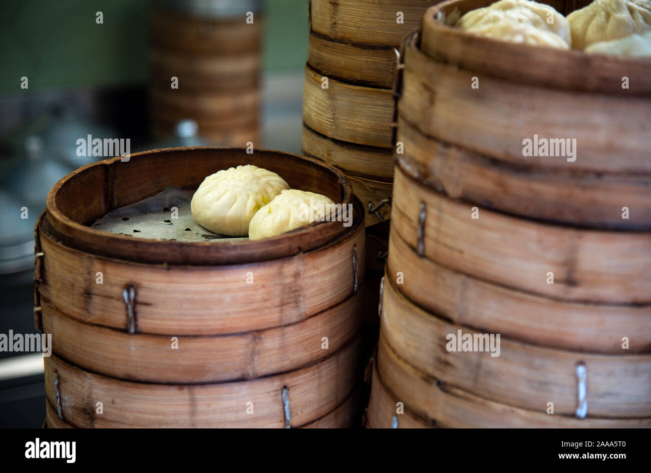 Les baozi en bateau à vapeur de bambou sur l'alimentation de rue asiatique chinois Banque D'Images