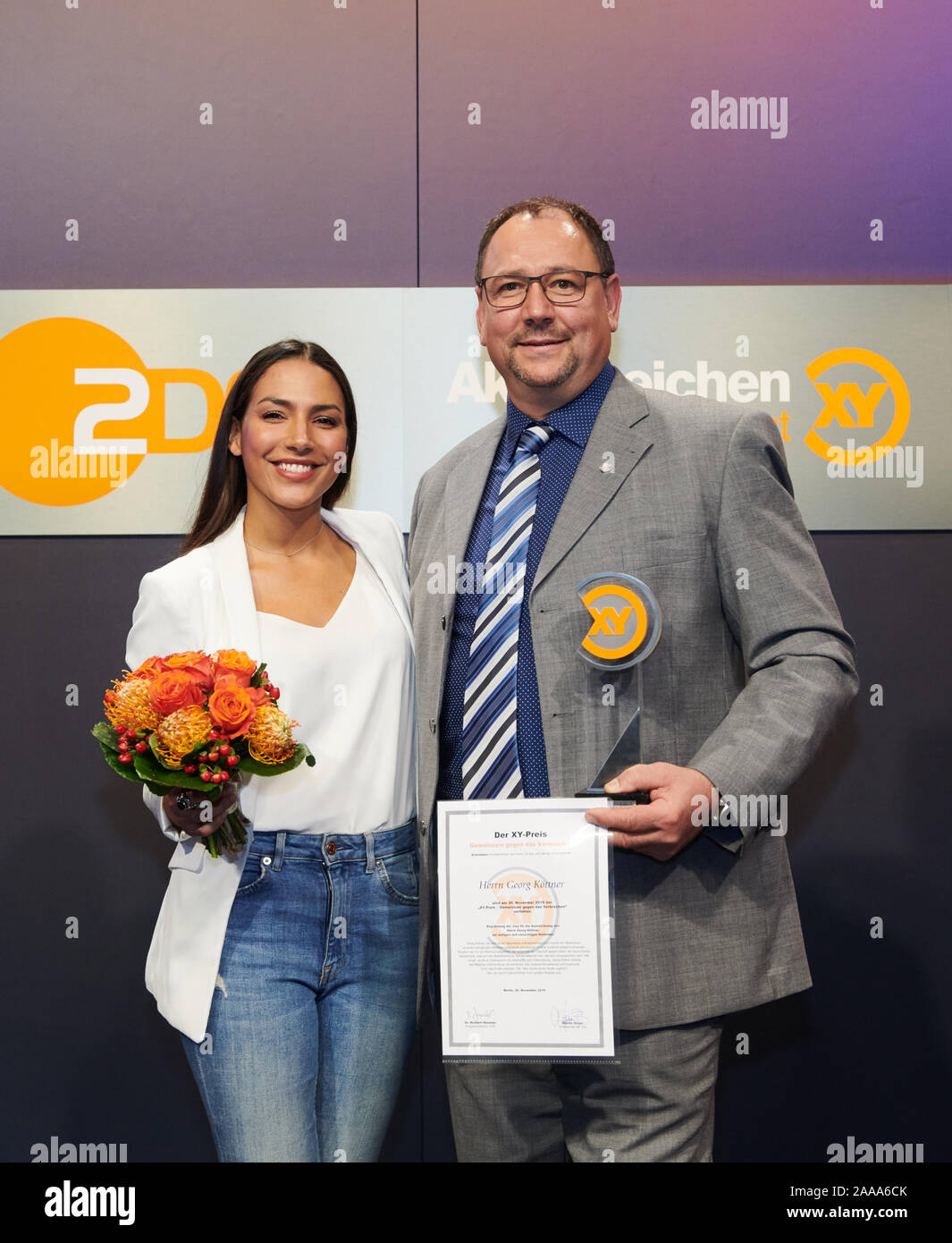 20 novembre 2019, Berlin : l'actrice Amy Mußul (l) est interviewé comme marraine à côté de son lauréat Georg Köttner sur scène lors de la cérémonie de remise des prix du "Prix XY - Ensemble contre la criminalité'. Les prix sont remis pour courage civil exemplaire contre la criminalité. L'événement sera signalé à la séquence numéro de dossier le 11 décembre (ZDF/20,15). Photo : Annette Riedl/dpa Banque D'Images