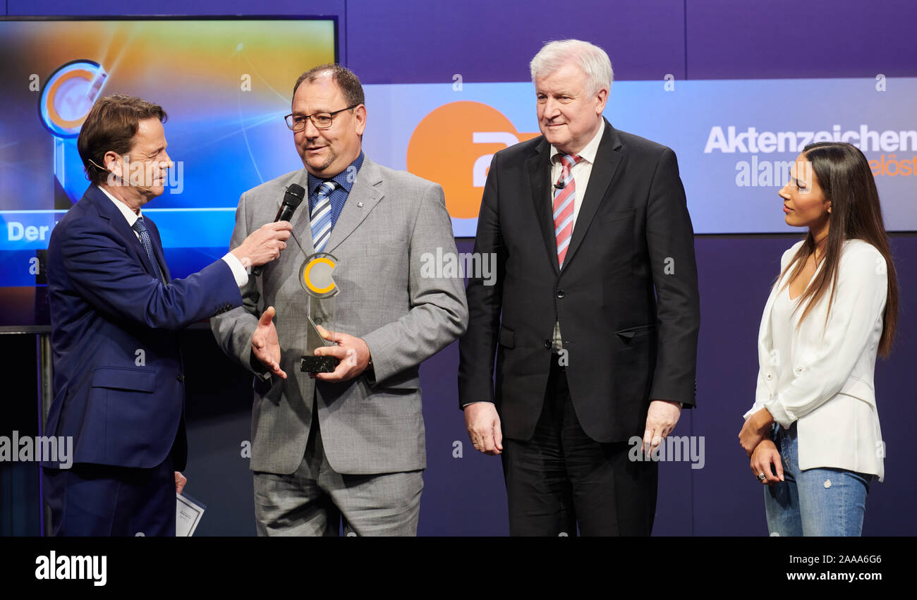 20 novembre 2019, Berlin : Rudi Cerne, présentateur de télévision, Georg Köttner, lauréat, Horst Seehofer (CSU), Ministre fédéral de l'intérieur et Amy Mußul, actrice, (l-r) sont sur scène lors de la cérémonie de remise des prix du "Prix XY - Ensemble contre la criminalité' dans le studio de la capitale allemande ZDF. Köttner reçoit l'un des trois prix pour son courage civil contre la criminalité. L'événement sera signalé à la séquence numéro de dossier le 11 décembre (ZDF/20,15). Photo : Annette Riedl/dpa Banque D'Images