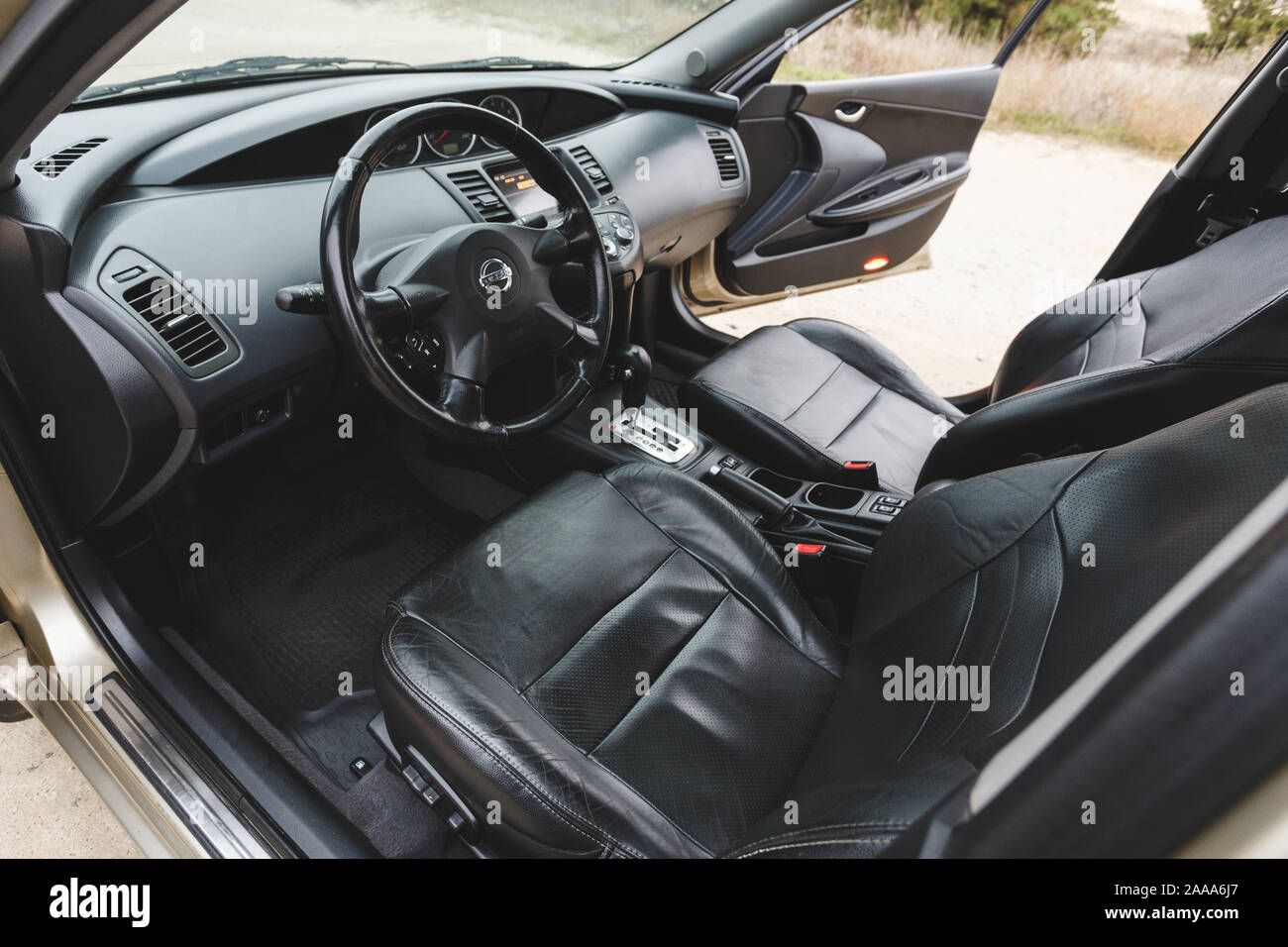 Dniepr, l'UKRAINE - 16 novembre, 2019 : NISSAN PRIMERA 2002, la couleur d'or, de l'intérieur Banque D'Images