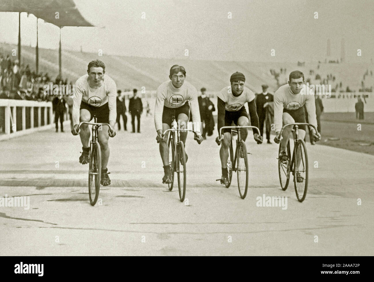 Les Britanniques qui a remporté la médaille d'or du vélo de poursuite par équipe aux Jeux Olympiques de Londres de 1908. L'équipe a (de gauche à droite) Clarence Kingsbury, Leon (Leonard) Meredith, Benjamin Jones et Ernest Payne. Ils ont gagné leur médaille d'or au White City Stadium, à l'ouest de Londres, Angleterre, RU, le 17 juillet 1908. Grande Bretagne, représenté par la British Olympic Association (BOA), a participé en tant que pays hôte des Jeux. L'équipe britannique était composée de 676 concurrents et le pays a terminé dans le haut de la médaille olympique table pour la première et unique fois de son histoire. Banque D'Images