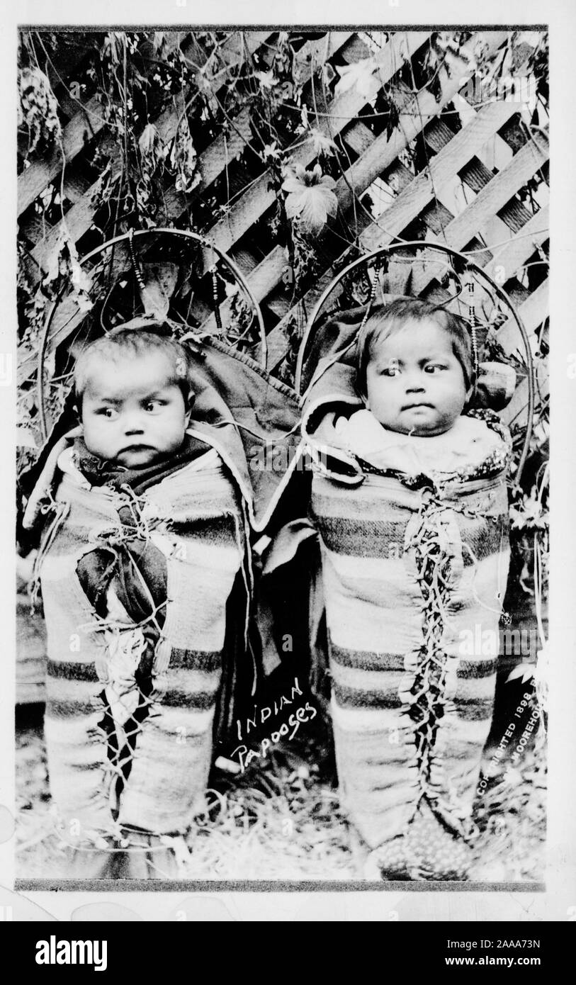 Papooses indiens, enfants autochtones, lieu inconnu, ancienne carte postale Banque D'Images