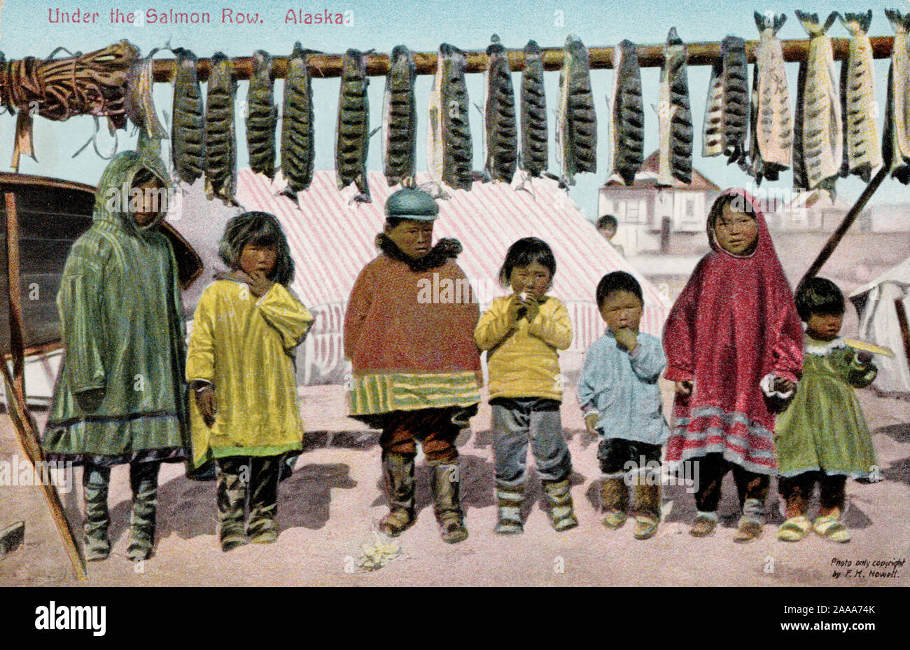 Enfants autochtones sous la rangée de saumon pêché, Alaska USA, ancienne carte postale Banque D'Images