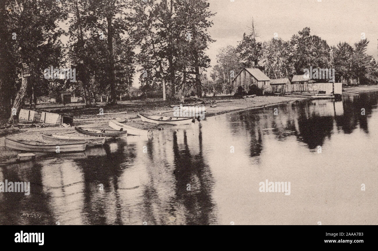 Lake Shore & Boats, Kelowna Colombie-Britannique, Canada, ancienne carte postale Banque D'Images