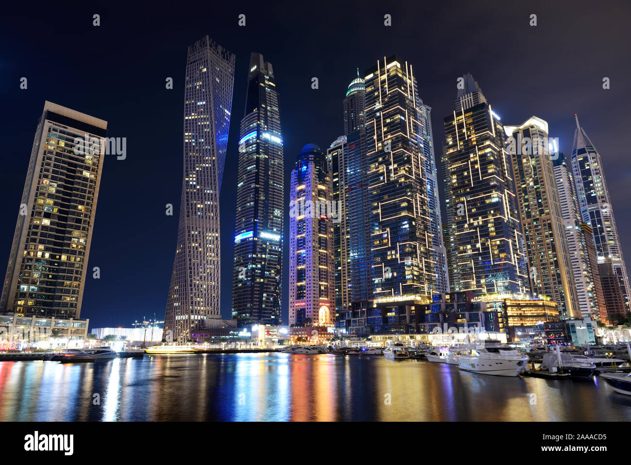 Dubaï, Émirats arabes unis - 15 novembre : la nuit l'éclairage de la Marina de Dubaï et Cayan Tower le 15 novembre 2019 À DUBAÏ, ÉMIRATS ARABES UNIS Banque D'Images