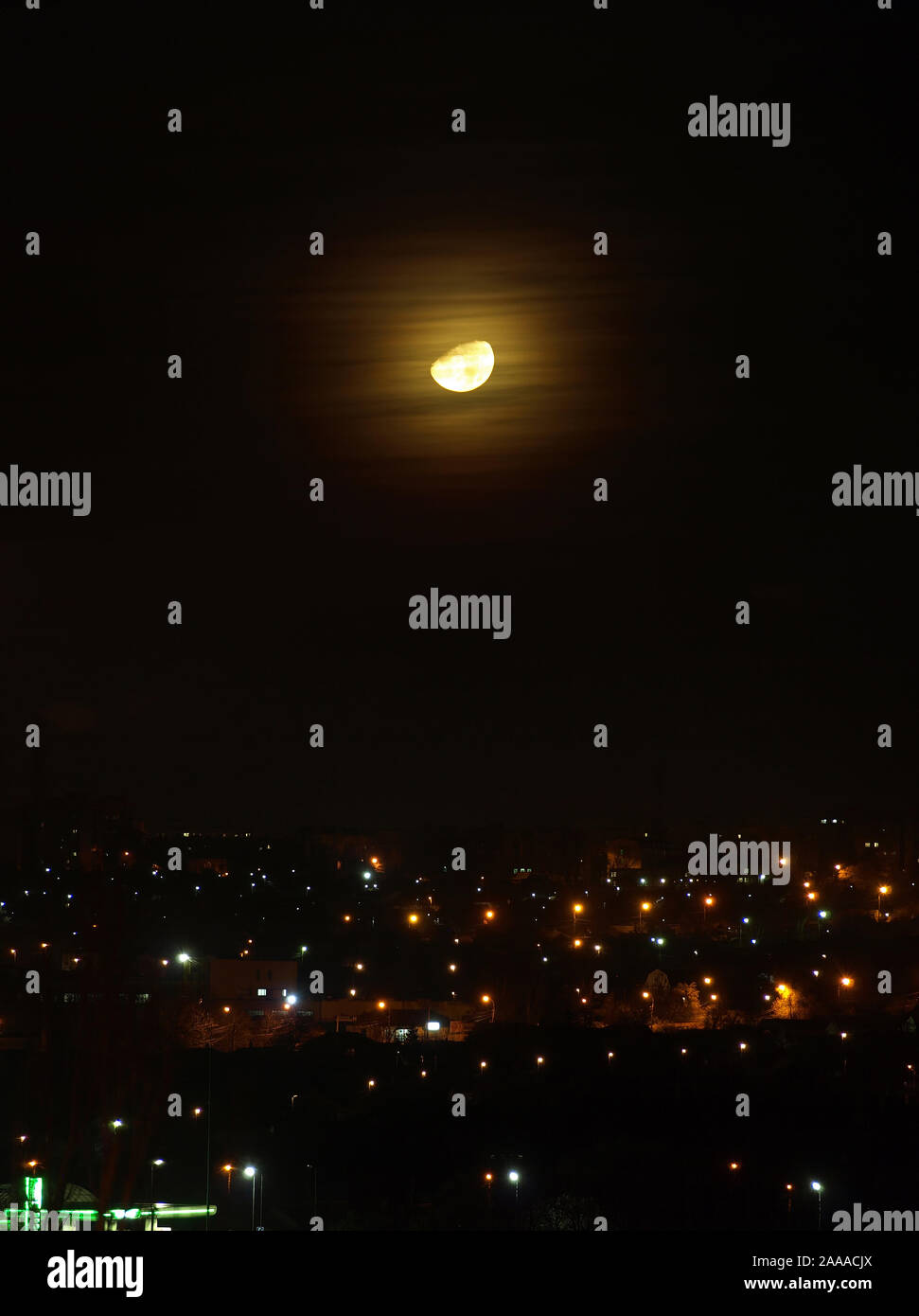 Lune en nuages sur la ville nocturne. Paysage de ville. Banque D'Images