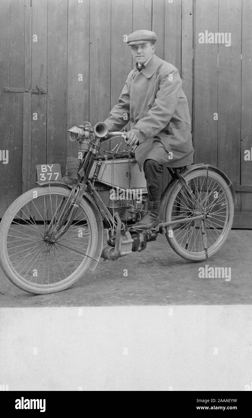 Homme sur une moto ancienne ou un vélo motorisé, emplacement inconnu, ancienne carte postale Banque D'Images