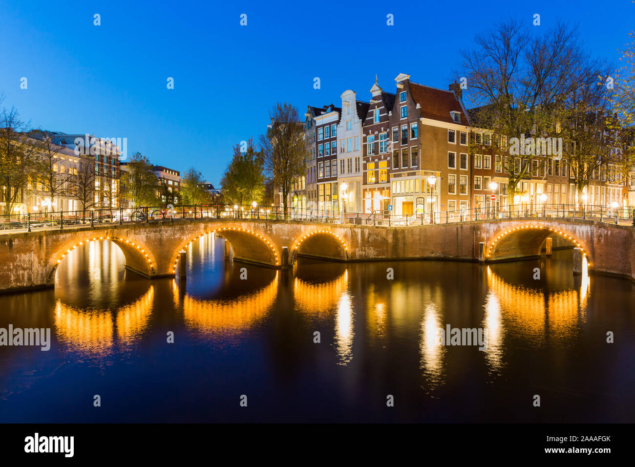 AMSTERDAM, Pays-Bas - 30 octobre 2019 : un pont avec des lumières sur le Keizersgracht Canal pendant l'heure bleue, AMSTERDAM, Pays-Bas Banque D'Images
