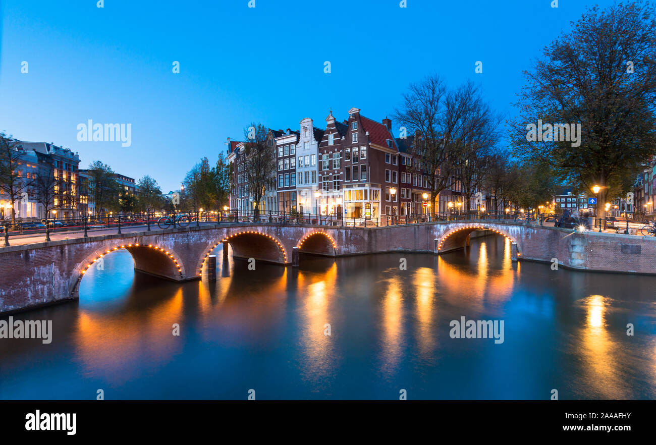 AMSTERDAM, Pays-Bas - 30 octobre 2019 : un pont avec des lumières sur le Keizersgracht Canal pendant l'heure bleue, AMSTERDAM, Pays-Bas Banque D'Images