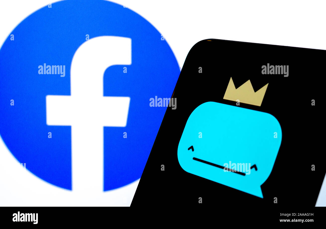 Logo de l'app des baleines sur le smartphone qui est placé en face de blurred logo de Facebook. Whale est une nouvelle application de création meme Facebook. Banque D'Images