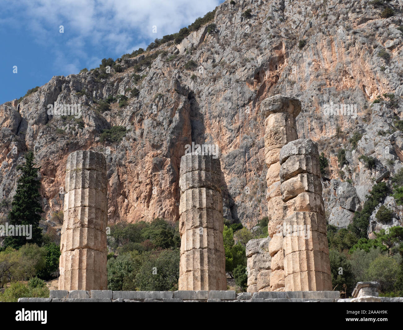Blocs de pierre sculptée avec des crêtes ou des colonnes doriques qui ...
