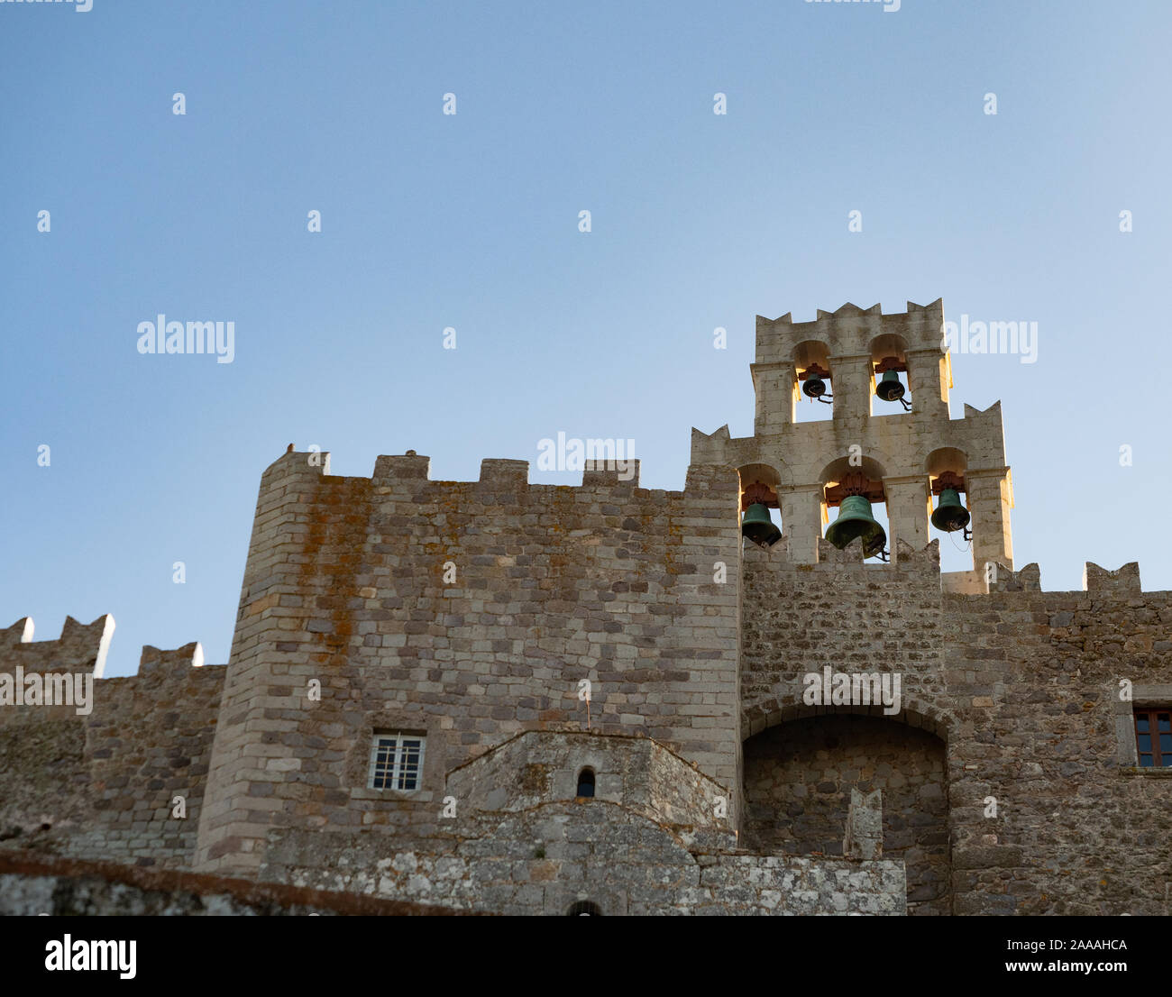 La forteresse en pierre apparentes et clocher de la monastère grec-orthodoxe de Saint Jean le Théologien où le livre de l'Apocalypse a été écrit. Photo a Banque D'Images