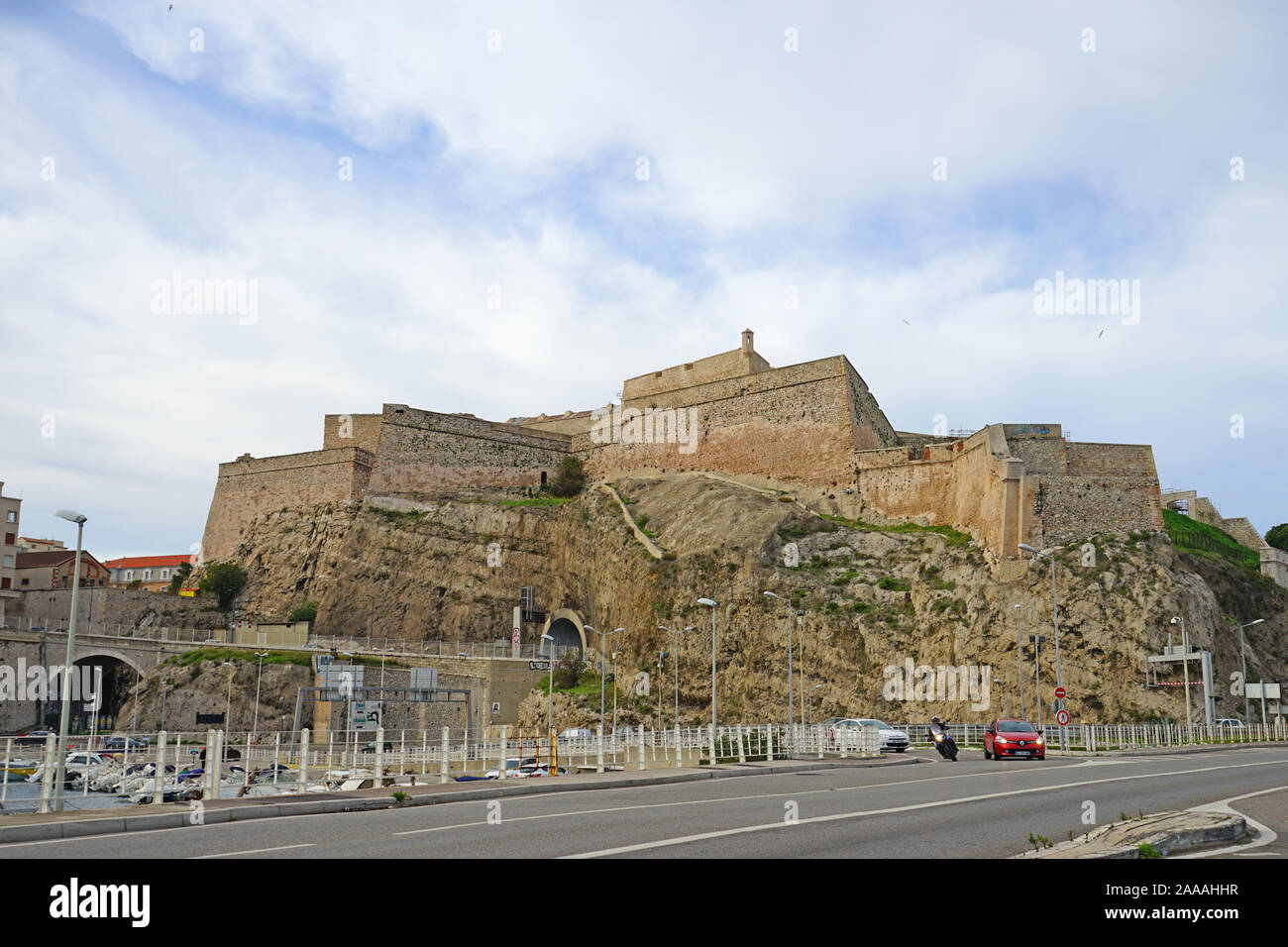 MARSEILLE, FRANCE -13 nov 2019- Vue de l'historique Fort Saint-Nicolas (Entrecasteaux), forteresse médiévale avec ses remparts à l'entrée du vieu Banque D'Images