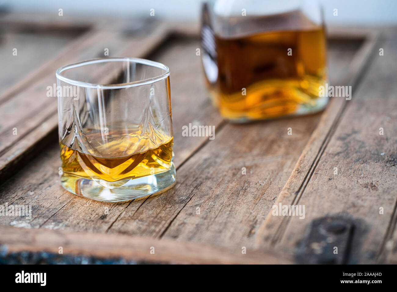 Verre et bouteille de whisky sur une vieille cracky des meubles en bois Banque D'Images