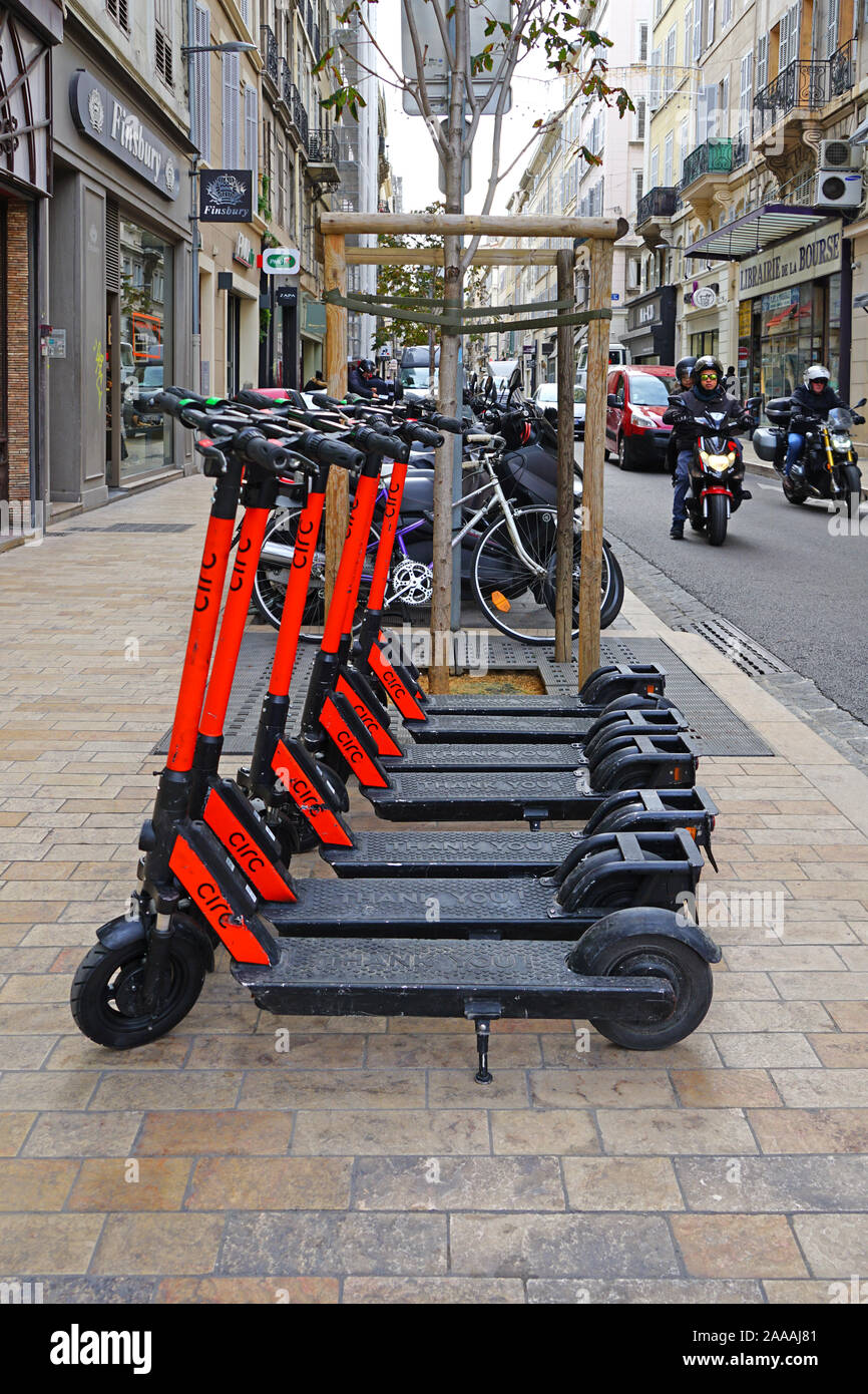 MARSEILLE, FRANCE -13 nov 2019- Vue du CIRC partagent des scooters  électriques à louer sur la rue dans le Vieux Port à Marseille, France Photo  Stock - Alamy