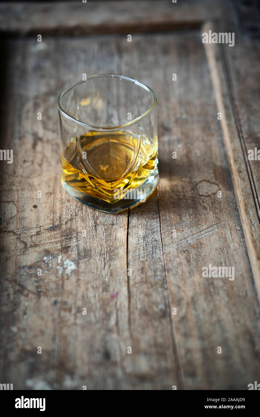 Verre de Whisky d'en haut sur une vieille table en bois cracky, format vertical Banque D'Images