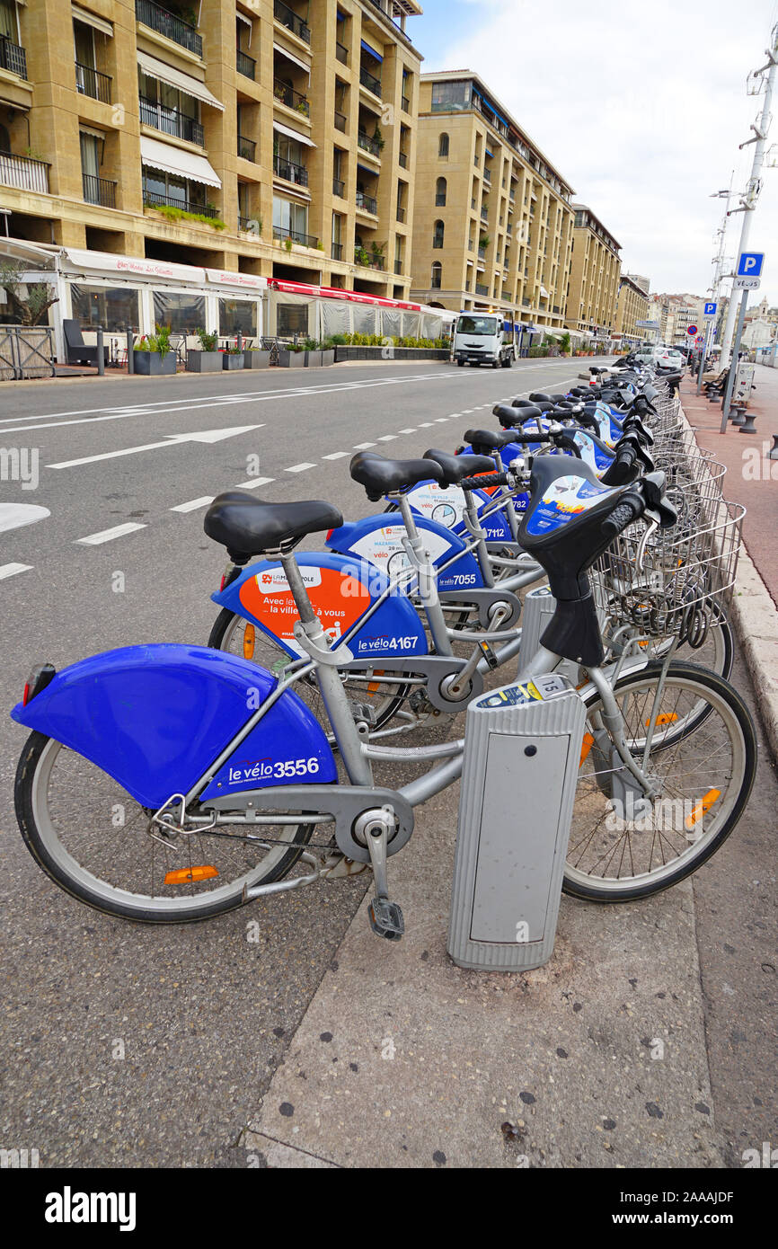 MARSEILLE, FRANCE -13 nov 2019- vue du partage des vélos à louer dans la rue dans le Vieux Port à Marseille, France. Banque D'Images