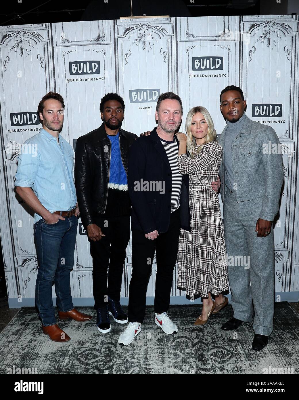 New York, NY, USA. 20 Nov, 2019. Taylor kitsch, Chadwick Boseman, Brian Kirk, Sienna Miller, James Stephan à l'intérieur pour construire AOL Celebrity Series Candids - WED, AOL Construire Series, New York, NY 20 Novembre, 2019. Crédit : Steve Mack/Everett Collection/Alamy Live News Banque D'Images