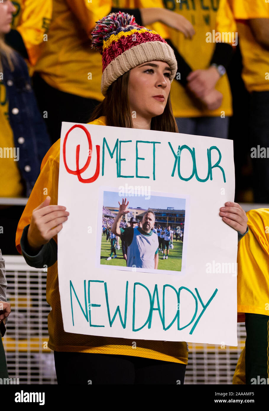Waco, Texas, USA. 16 Nov, 2019. Baylor Bears élève est titulaire d'un panneau lors de la 1ère moitié de la NCAA Football match entre Oklahoma Sooners et le Baylor Bears à McLane Stadium à Waco, Texas. Matthew Lynch/CSM/Alamy Live News Banque D'Images