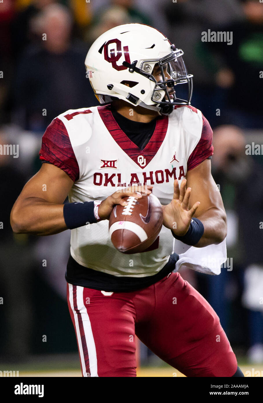 Waco, Texas, USA. 16 Nov, 2019. Oklahoma Sooners quarterback Jalen Hurts (1) domine le domaine de jeter un laissez-passer lors de la 1ère moitié de la NCAA Football match entre Oklahoma Sooners et le Baylor Bears à McLane Stadium à Waco, Texas. Matthew Lynch/CSM/Alamy Live News Banque D'Images