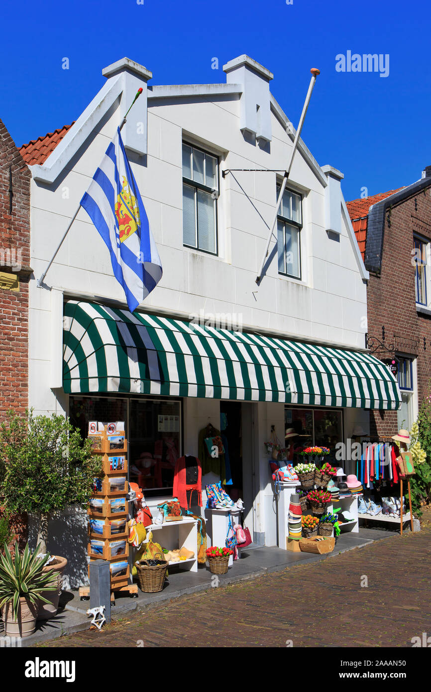Une belle boutique de souvenirs avec des tulipes en bois, cartes postales  et beaucoup d'autres souvenirs à Dordrecht (Pays-Bas), Walcheren Photo  Stock - Alamy