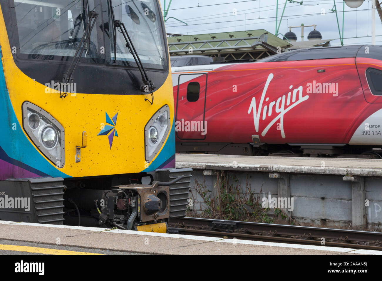 First Transpennine Express et Virgin trains Pendolino à Manchester Manchester Piccadilly Piccadilly Banque D'Images