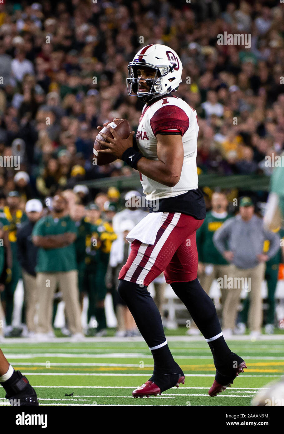 Waco, Texas, USA. 16 Nov, 2019. Oklahoma Sooners quarterback Jalen Hurts (1) revient d'un laissez-passer lors de la 1ère moitié de la NCAA Football match entre Oklahoma Sooners et le Baylor Bears à McLane Stadium à Waco, Texas. Matthew Lynch/CSM/Alamy Live News Banque D'Images