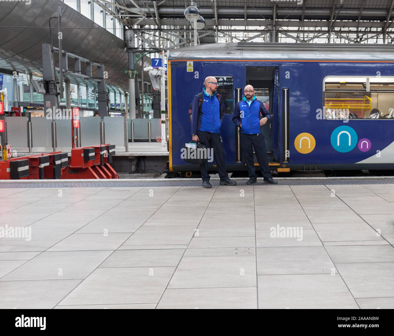 Northern Rail arriva à l'équipe du train par une classe de Manchester Piccadilly train sprinter 150 Banque D'Images