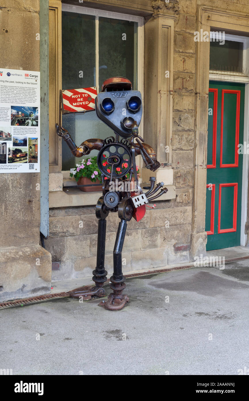 La gare de Buxton Sculpture réalisée à partir de déchets par Andy Hill de l'ancien dépôt d'entretien des locomotives de Buxton. Banque D'Images