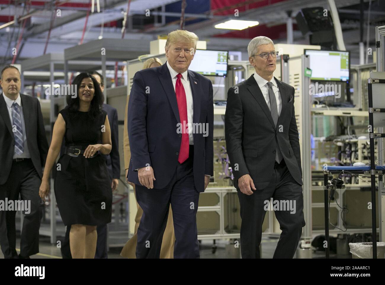 Austin, Texas, États-Unis. 20 Nov, 2019. Le président américain, Donald J. Trump et PDG d'Apple Tim Cook tour l'usine de montage de Flextronics à North Austin, TX où les ordinateurs sont assemblés sur MacPro mercredi 20 novembre 2019. {Jay Augendre/POOL) Crédit : Jay Augendre/ZUMA/Alamy Fil Live News Banque D'Images