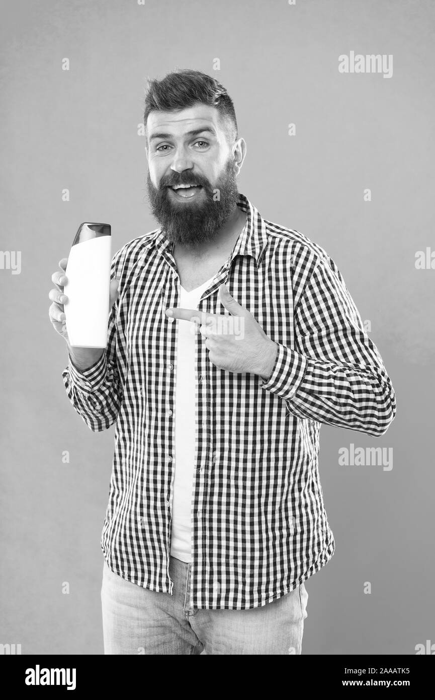 Shampoing pour usage quotidien. Cosmétiques soins du corps bain douche. Bouteille de shampoing en attente de l'homme. Soins capillaires. Lotion pour la peau. Shampoing et après que vous choisissez peut faire toute la différence dans les cheveux commençant juste à racines. Banque D'Images Shampoing pour usage quotidien. Cosmétiques soins du corps bain douche. Bouteille de shampoing en attente de l'homme. Soins capillaires. Lotion pour la peau. Shampoing et après que vous choisissez peut faire toute la différence dans les cheveux commençant juste à racines. Banque D'Images