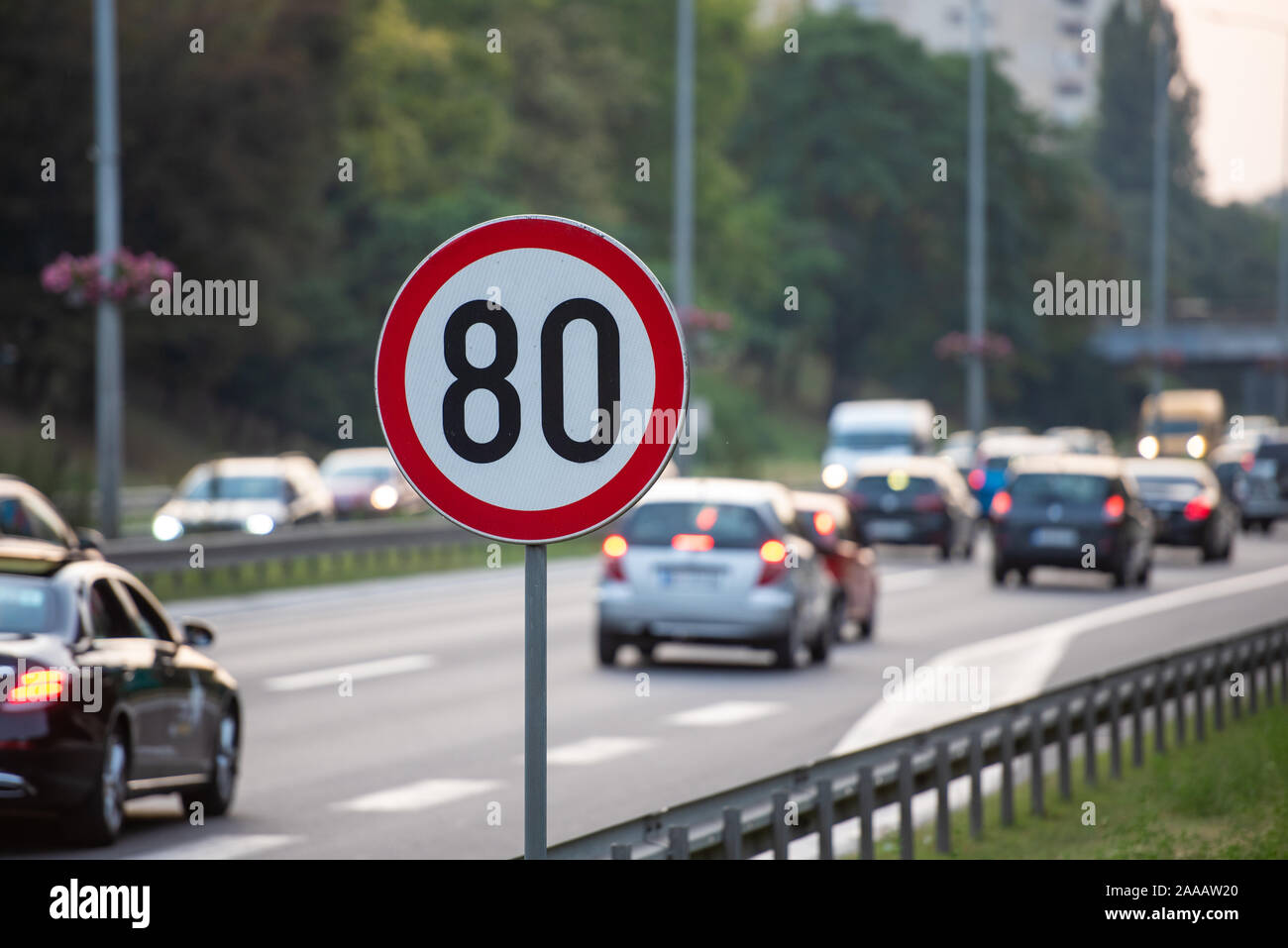 80km/h de vitesse maximum signer une route pleine de voitures Banque D'Images