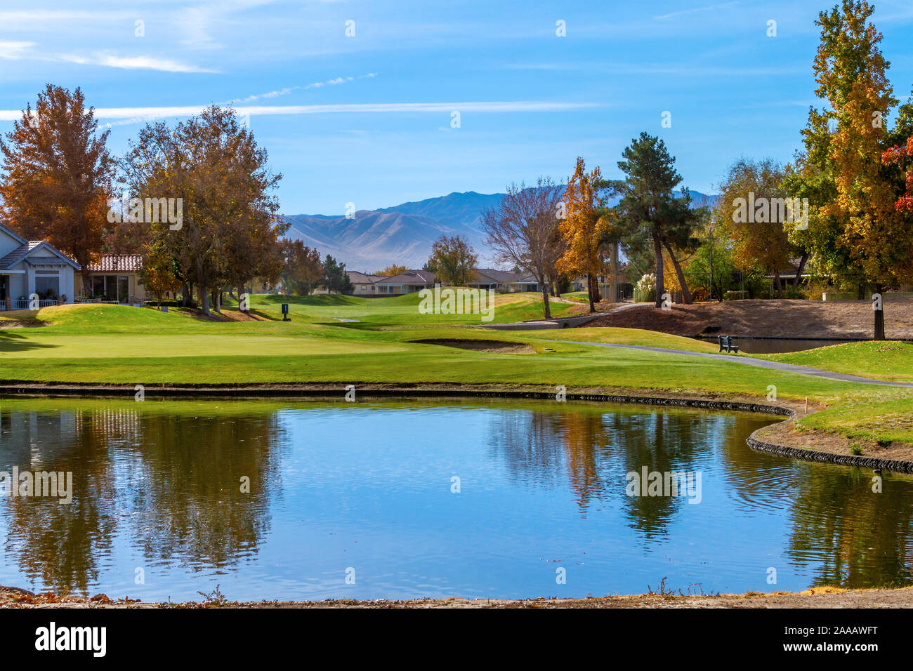 Apple Valley, CA / USA - 13 novembre 2019 - Vue de maisons à côté d'un terrain de golf dans le Jess Ranch community in Apple Valle, en Californie. Banque D'Images