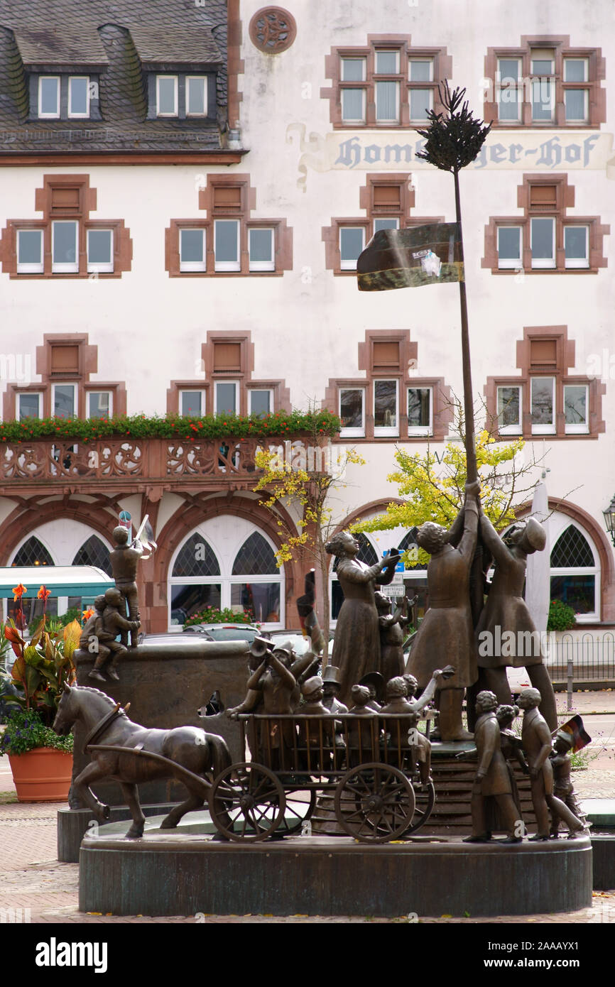 Homburg, Allemagne - 19 octobre 2019 : La Fontaine, la Statue de la liberté au centre-ville le 19 octobre 2019 à Homburg. Banque D'Images