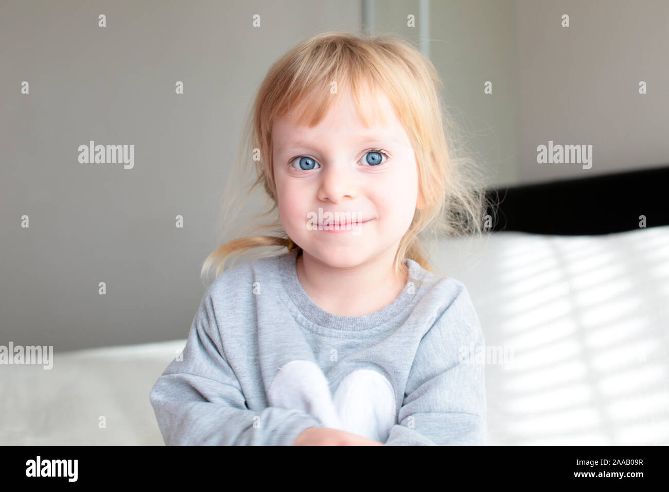 Portrait de 3 ans belle fille, cheveux blonds, grands yeux bleus, heureux Preschool Girl Banque D'Images