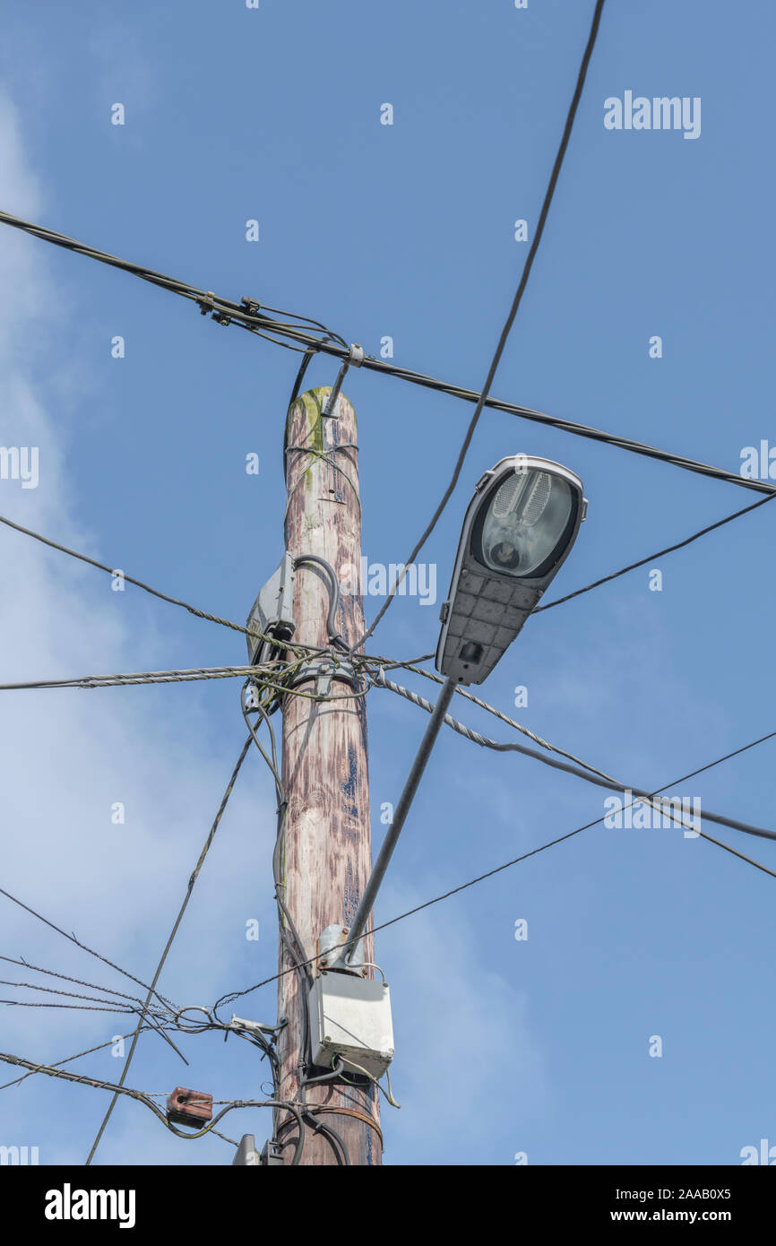 Pôle de distribution de l'électricité intérieur local à Lostwithiel. Métaphore National Grid, distribution de puissance, également 'wire act', l'éclairage des rues. Banque D'Images