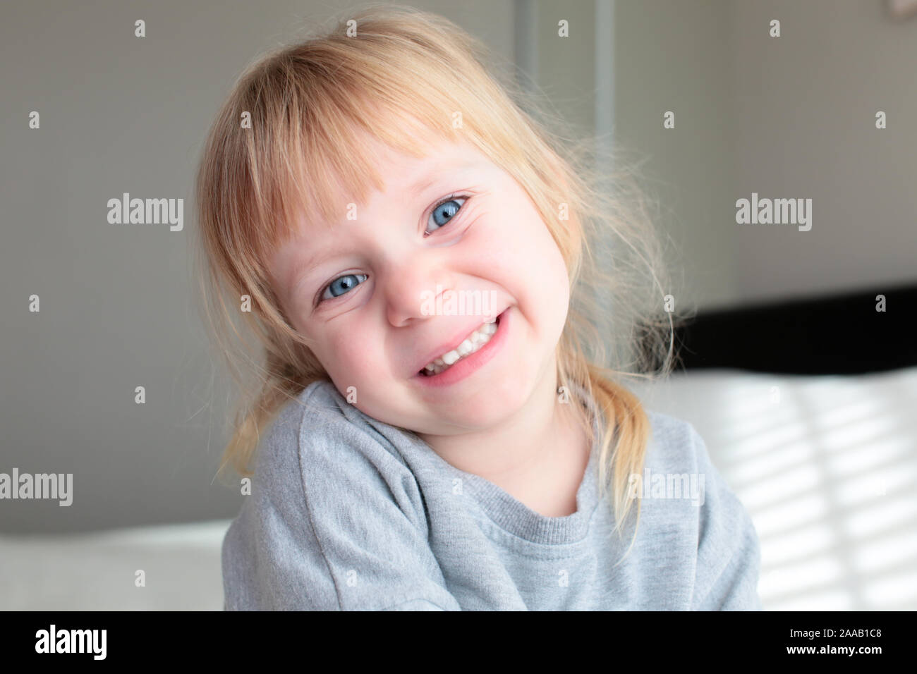 Portrait de 3 ans belle fille, cheveux blonds, grands yeux bleus, heureux Preschool Girl Banque D'Images