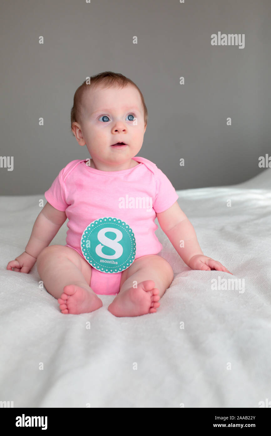 Close up Portrait of Cute 8 mois bebe Fille avec de grands yeux bleus, Happy Baby Girl Banque D'Images