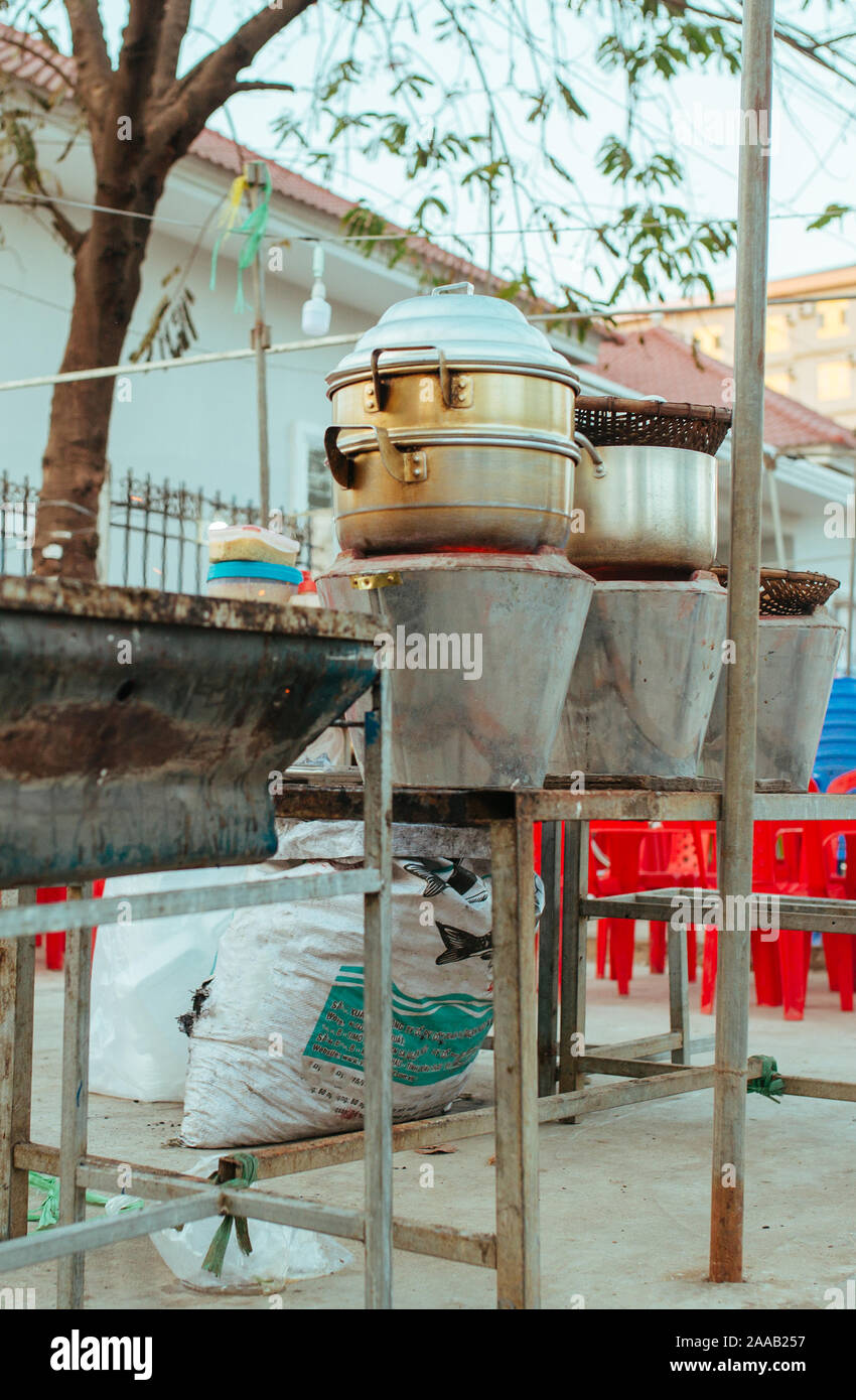 Oeufs de Poulet mijoté avec des embryons dans Cambodin street restaurant Banque D'Images